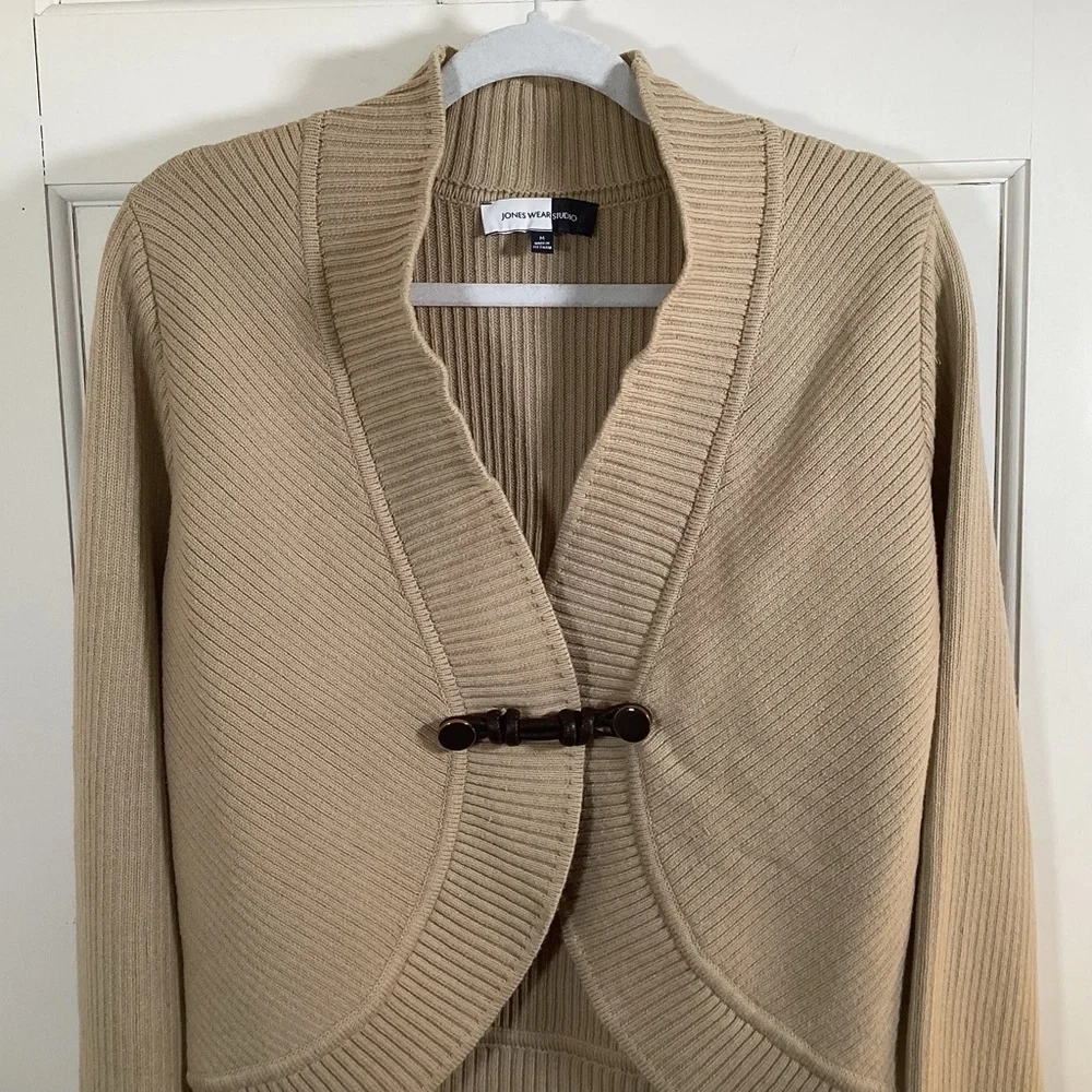 Jones Wear Studio Women’s Beige Long Sleeve Cardigan With Leather Closure.  Sz M - Picture 3 of 7
